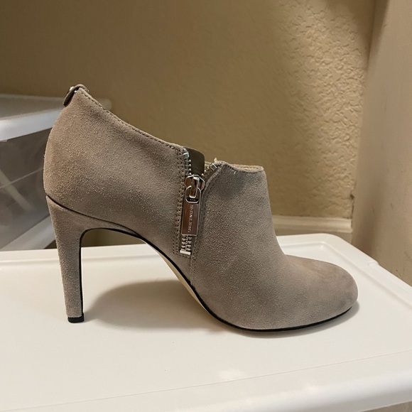 Michael Kors Suede Gray heels size 5 1/2 - Picture 2 of 8